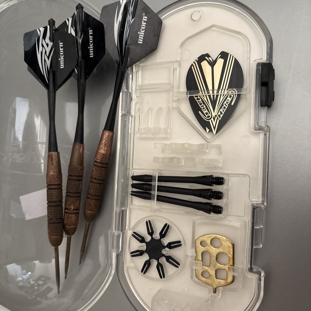 Unicorn 850 Steel Tip Dart Set W Clear Case N Accessories